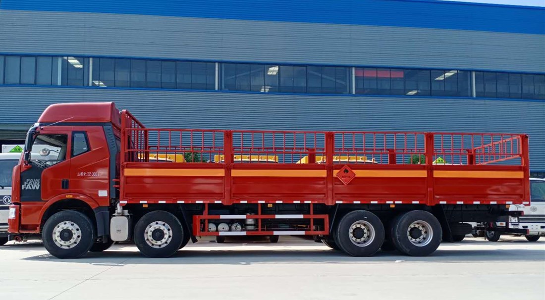 解放9.3米氣瓶運(yùn)輸車 解放9.3米氣瓶運(yùn)輸車