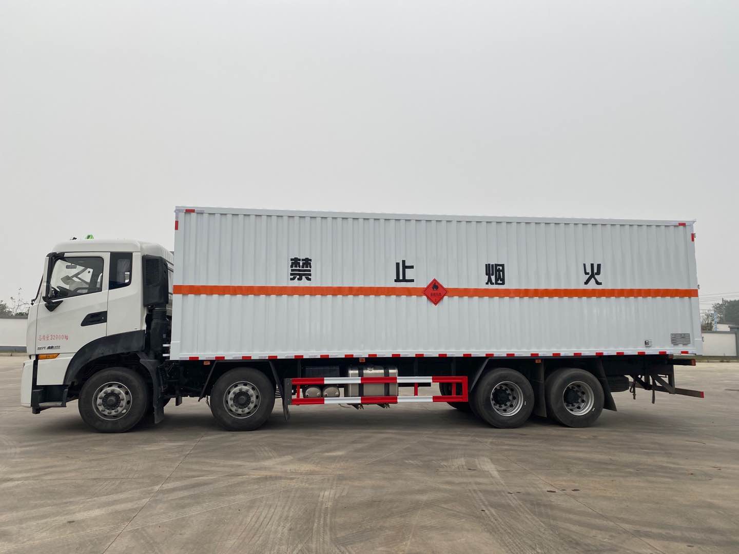 東風天龍國六9.4米易燃氣體廂式運輸車 東風天龍國六9.4米易燃氣體廂式運輸車