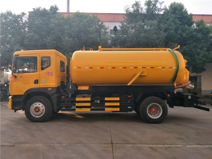 東風(fēng)大多利卡D9吸污車 東風(fēng)大多利卡D9吸污車