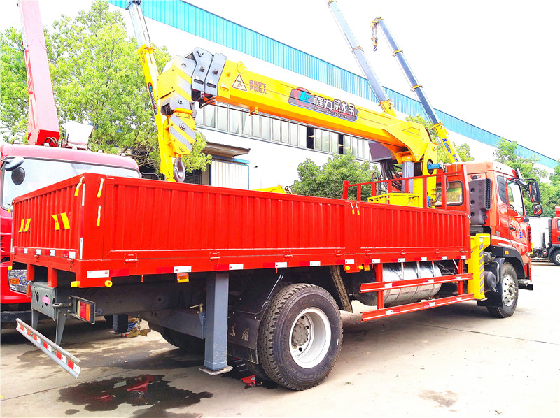 重汽王牌單橋6.3噸隨車吊 重汽王牌單橋6.3噸隨車吊