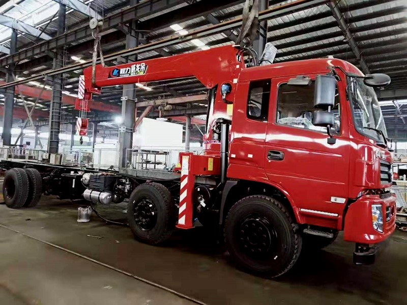 東風(fēng)專底前四后四10噸隨車吊 東風(fēng)專底前四后四10噸隨車吊