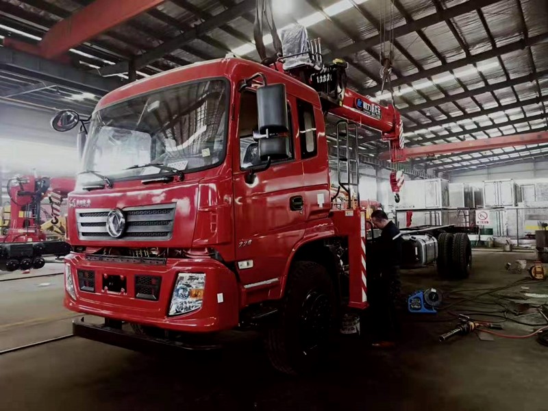 東風(fēng)專底前四后四10噸隨車吊 東風(fēng)專底前四后四10噸隨車吊